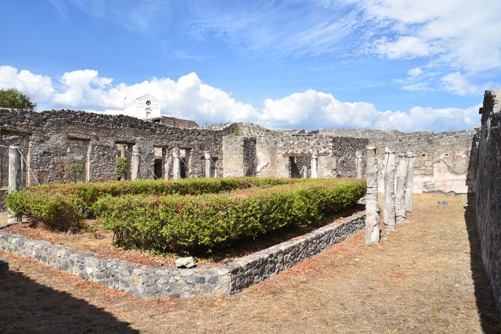 I.4.25 Pompeii. September 2020. Lower Peristyle 32, looking east along south portico from south-west corner.
Foto Tobias Busen, ERC Grant 681269 DÉCOR.