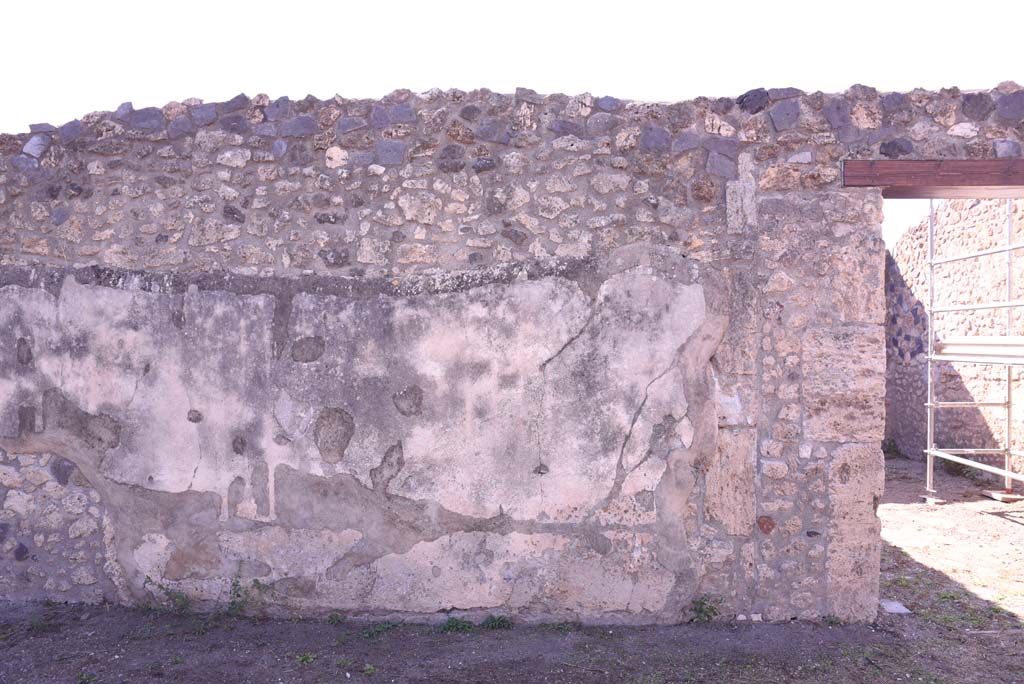 I.4.25 Pompeii. October 2019. Lower Peristyle 32, west wall, with doorway to room 37, on right.
Foto Tobias Busen, ERC Grant 681269 DÉCOR.