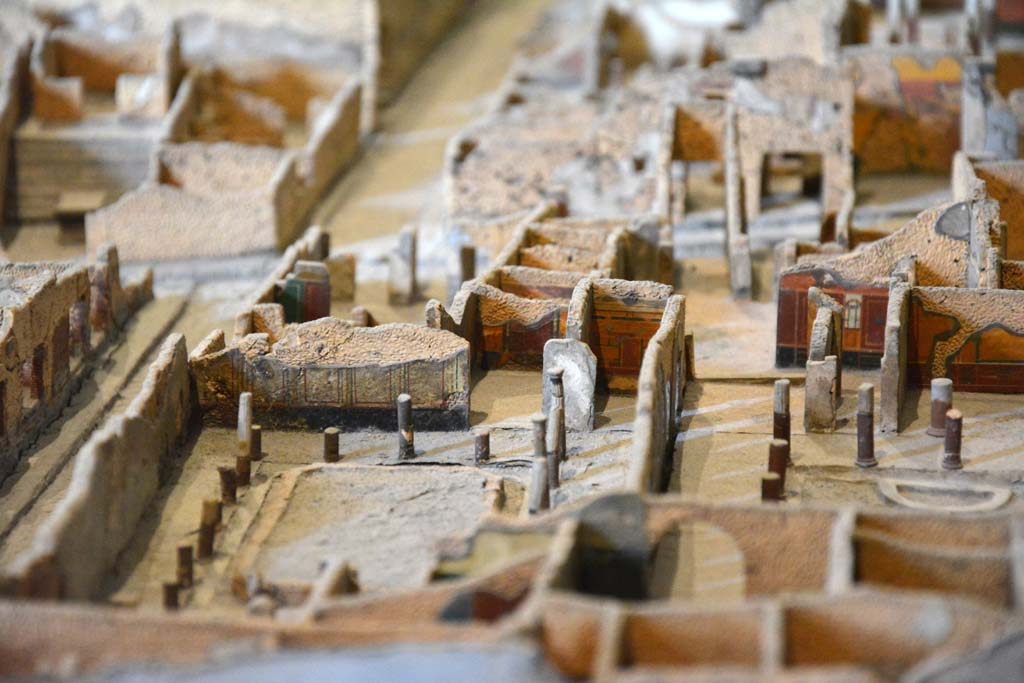 I.4.25 Pompeii. May 2019. Detail from model in Naples Archaeological Museum.
Lower Peristyle 32, on left, looking towards west wall, with doorways to room 37, and 36, in centre.
Foto Tobias Busen, ERC Grant 681269 DÉCOR.
