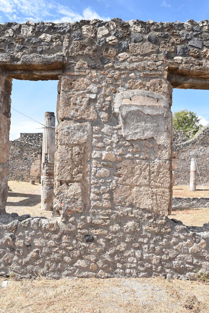 I.4.25 Pompeii. September 2020.
Lower Peristyle 32, north wall of north portico with windows through to Middle Peristyle 17.
Foto Tobias Busen, ERC Grant 681269 DÉCOR.