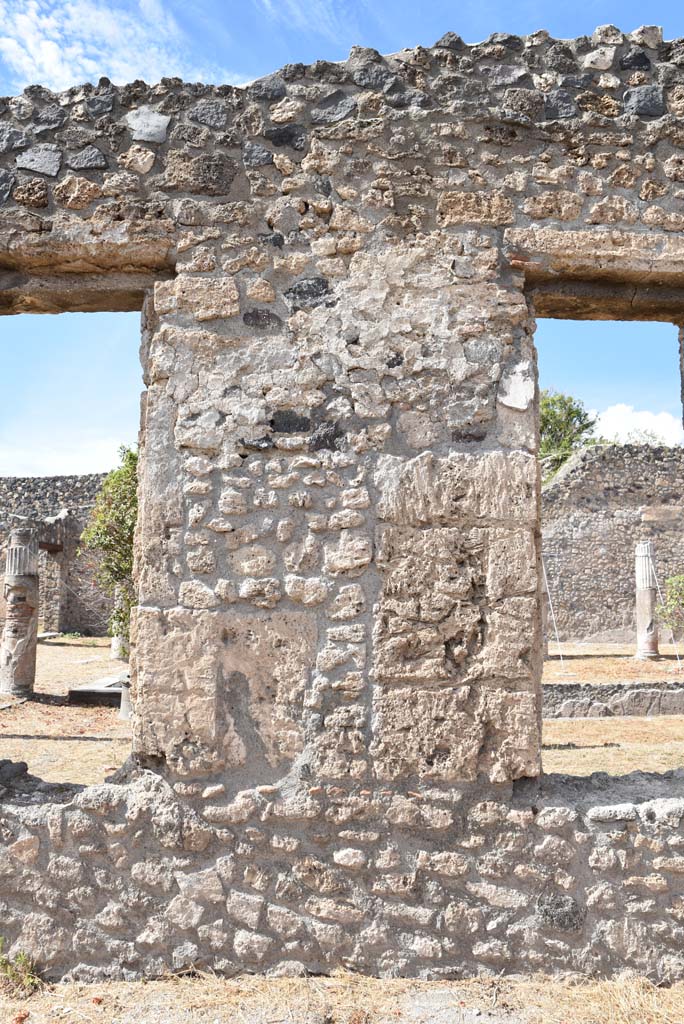 I.4.25 Pompeii. September 2020.
Lower Peristyle 32, continuation of north wall of north portico with windows through to Middle Peristyle 17.
Foto Tobias Busen, ERC Grant 681269 DÉCOR.