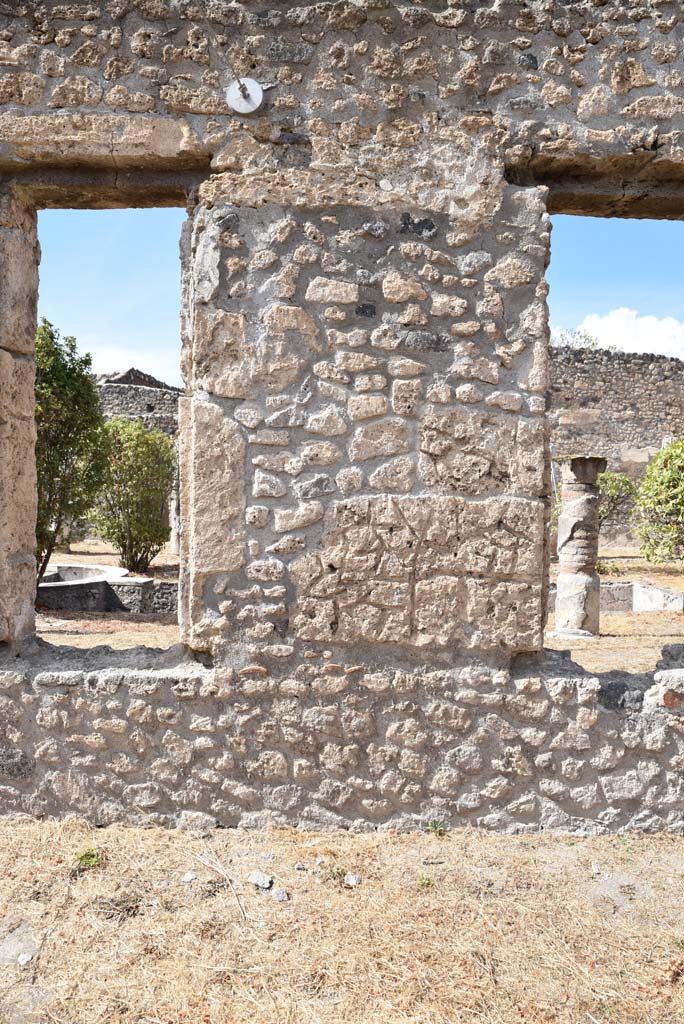 I.4.25 Pompeii. September 2020.
Lower Peristyle 32, continuation of north wall of north portico with windows through to Middle Peristyle 17.
Foto Tobias Busen, ERC Grant 681269 DÉCOR.
