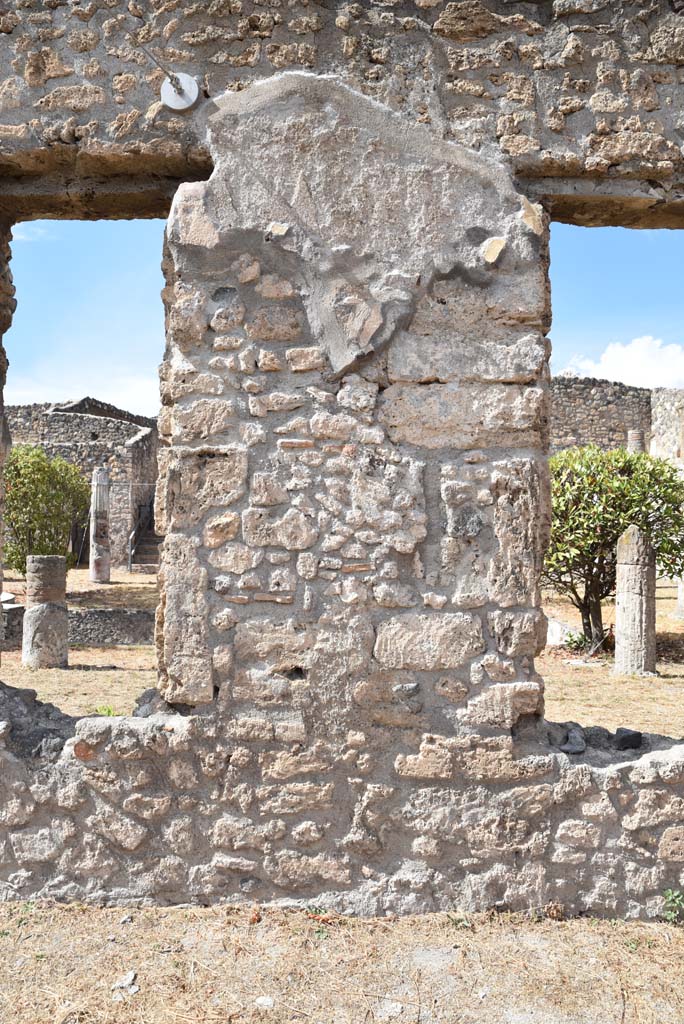 I.4.25 Pompeii. September 2020.
Lower Peristyle 32, continuation of north wall of north portico with windows through to Middle Peristyle 17.
Foto Tobias Busen, ERC Grant 681269 DÉCOR.
