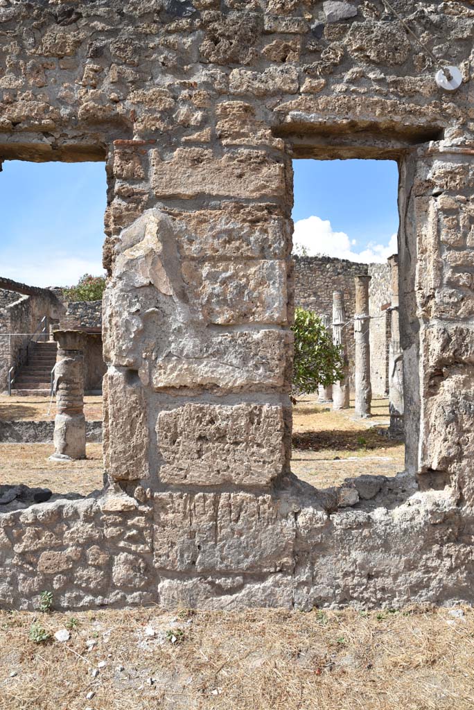 I.4.25 Pompeii. September 2020.
Lower Peristyle 32, continuation of north wall of north portico with windows through to Middle Peristyle 17.
Foto Tobias Busen, ERC Grant 681269 DÉCOR.