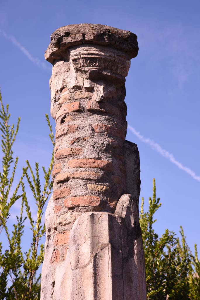 I.4.25 Pompeii. October 2019. Lower Peristyle 32, detail of column.
Foto Tobias Busen, ERC Grant 681269 DÉCOR.