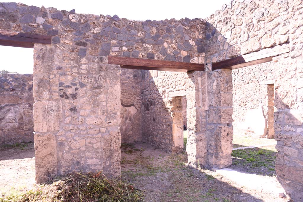 I.4.25 Pompeii. October 2019.
Lower Peristyle 32, north-west corner.
Looking towards doorway to room 37, on left, to room 36 with small doorway in north wall into tablinum 14, and doorway to Middle Peristyle 17, on right.
Foto Tobias Busen, ERC Grant 681269 DÉCOR.