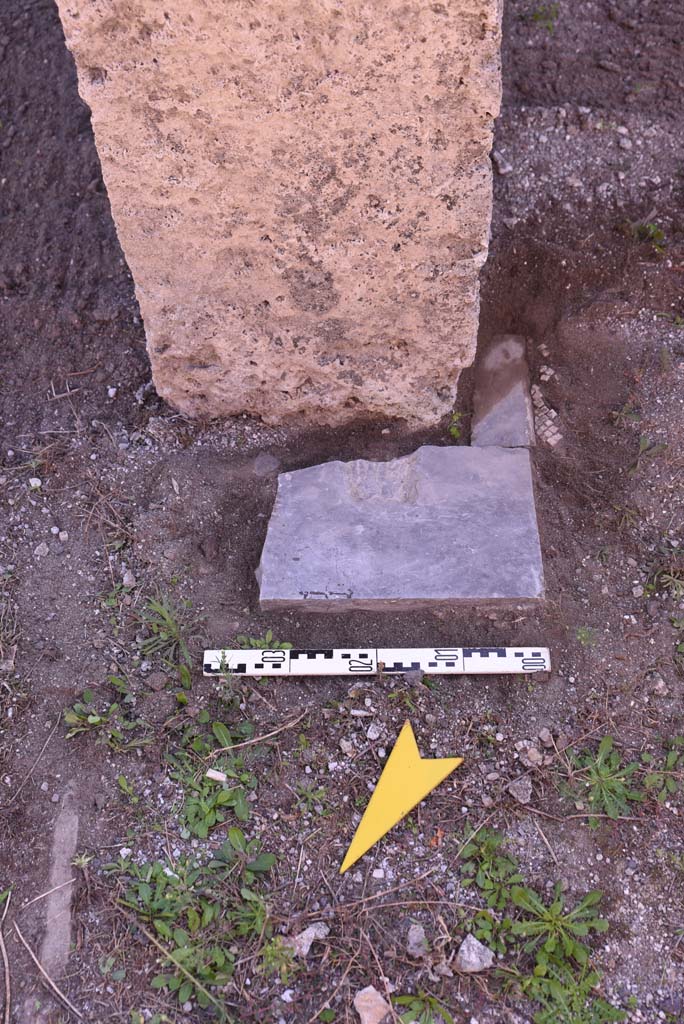 I.4.25 Pompeii. October 2019.
Room 37, looking south to detail from doorway threshold on south side of doorway.
Foto Tobias Busen, ERC Grant 681269 DÉCOR.
