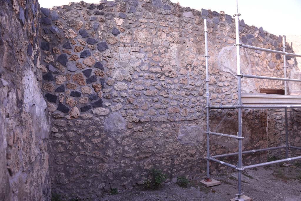 I.4.25 Pompeii. October 2019. Room 37, looking towards north wall, with doorway to cubiculum 36, at east end, on right.
Foto Tobias Busen, ERC Grant 681269 DÉCOR.