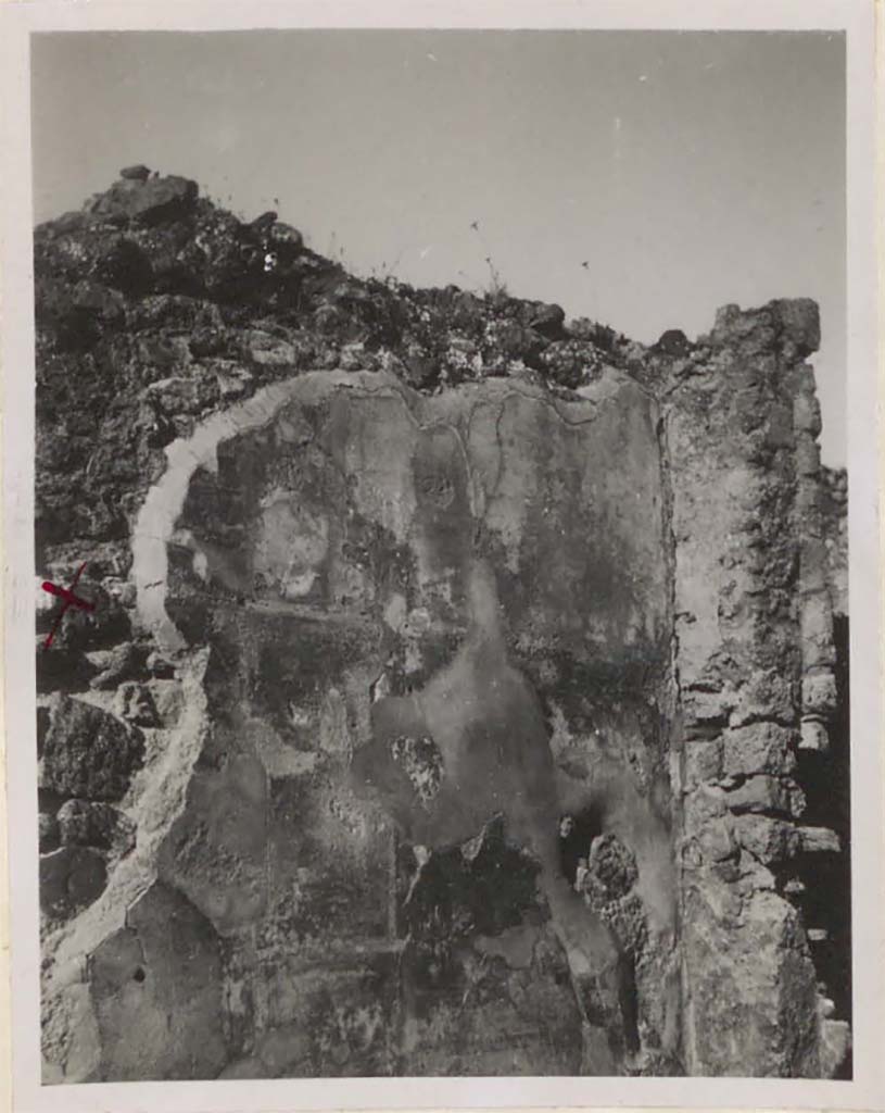 I.4.25 Pompeii. Pre-1943. Room 37, upper north wall at east end?
According to Warscher, this shows the north wall:
with a part of the recess remaining after the painting of Io, Argo and Mercury was removed and transferred to the museum.
See Warscher, T. 1942. Catalogo illustrato degli affreschi del Museo Nazionale di Napoli. Sala LXXXII. Vol.4. Rome, Swedish Institute