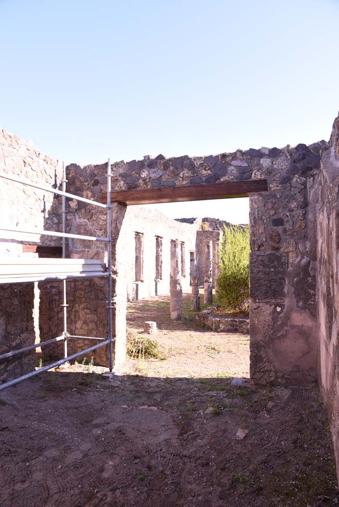 I.4.25 Pompeii. October 2019.
Room 37, looking east to entrance doorway onto west portico of Lower Peristyle 32.
Foto Tobias Busen, ERC Grant 681269 DÉCOR.
