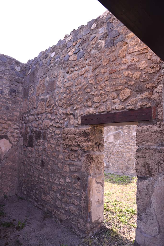 I.4.25 Pompeii. October 2019.
Room 36, north wall in cubiculum, with doorway to tablinum 14.
Foto Tobias Busen, ERC Grant 681269 DÉCOR.