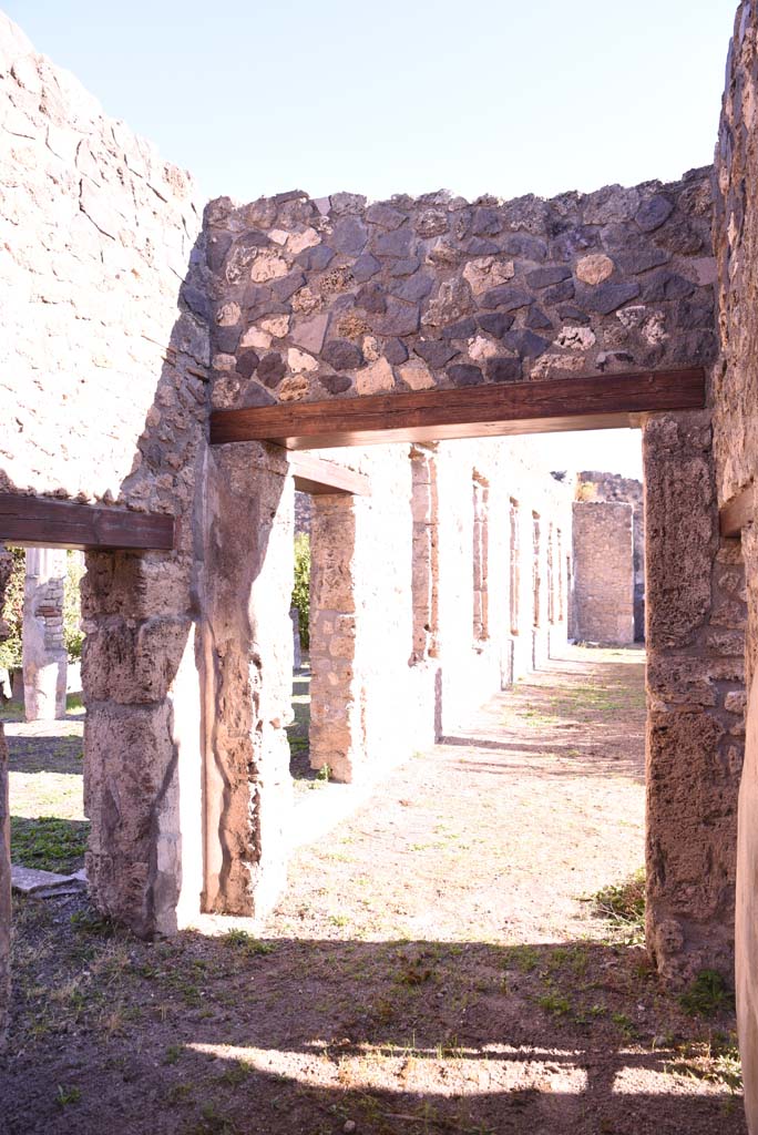 I.4.25 Pompeii. October 2019.
Room 36, looking east towards entrance doorway and along north portico of Lower Peristyle 32.
Foto Tobias Busen, ERC Grant 681269 DÉCOR.