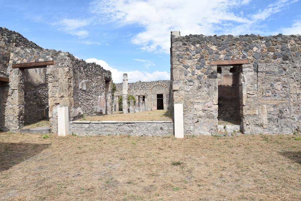 I.4.25/1.4.5 Pompeii. September 2020. Room 14, tablinum, in centre.
Looking east from Atrium 6, with doorway to Corridor 15 in Ala 13, on left, and doorway to room 16, on right.
Foto Tobias Busen, ERC Grant 681269 DÉCOR.