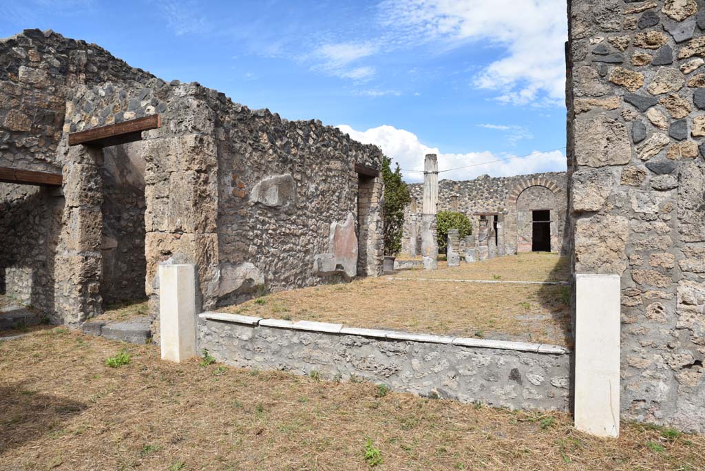 I.4.25/1.4.5 Pompeii. September 2020.
Room 14, tablinum, looking north-east from atrium 6, towards north wall of tablinum, with Corridor 15 from Middle Peristyle, on its left.
Foto Tobias Busen, ERC Grant 681269 DÉCOR.