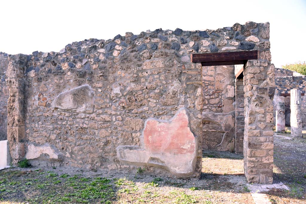 I.4.25/1.4.5 Pompeii. October 2019.
Tablinum 14, looking towards north wall with doorway into Corridor 15, and with Middle Peristyle 17, on right.
Foto Tobias Busen, ERC Grant 681269 DÉCOR.
