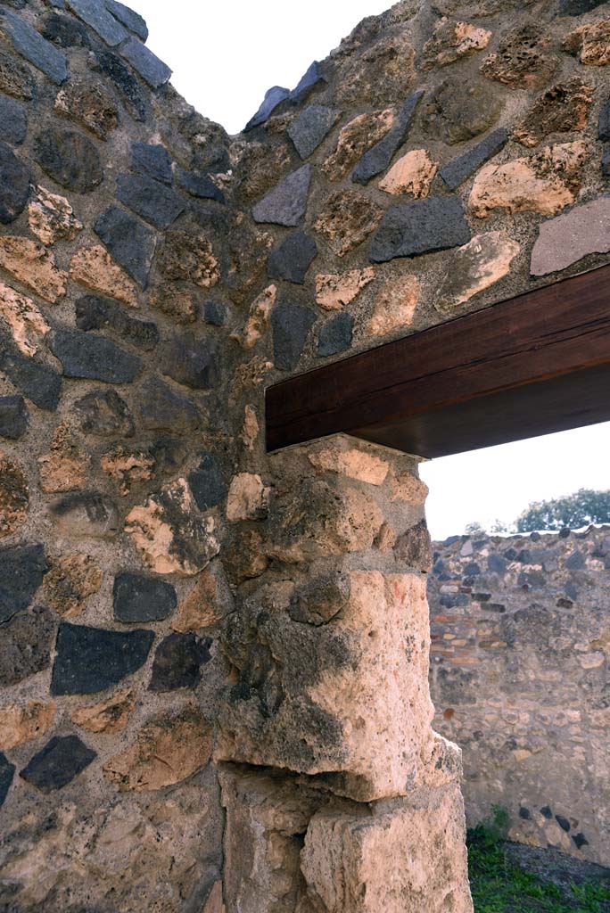 I.4.25/1.4.5 Pompeii. October 2019. Room 16, detail from south-west corner.
Foto Tobias Busen, ERC Grant 681269 DÉCOR.