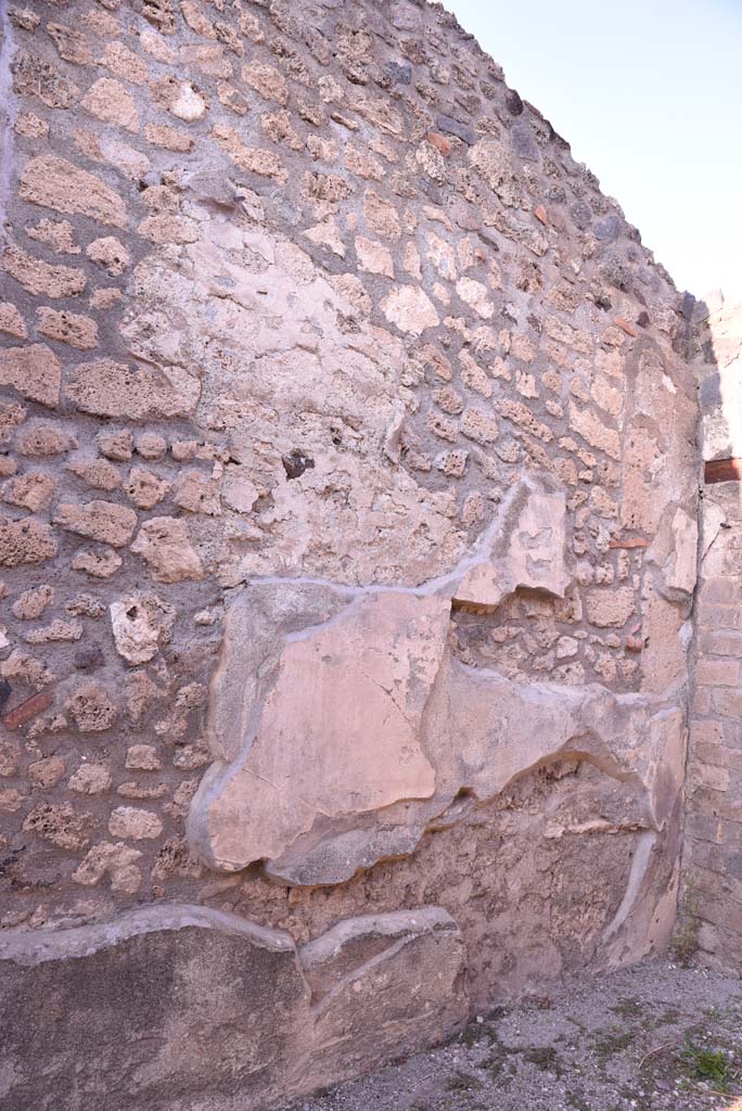 I.4.25/I.4.5 Pompeii. October 2019.
Corridor 15, looking east towards east end of north wall towards Middle Peristyle 17.
Foto Tobias Busen, ERC Grant 681269 DÉCOR.
