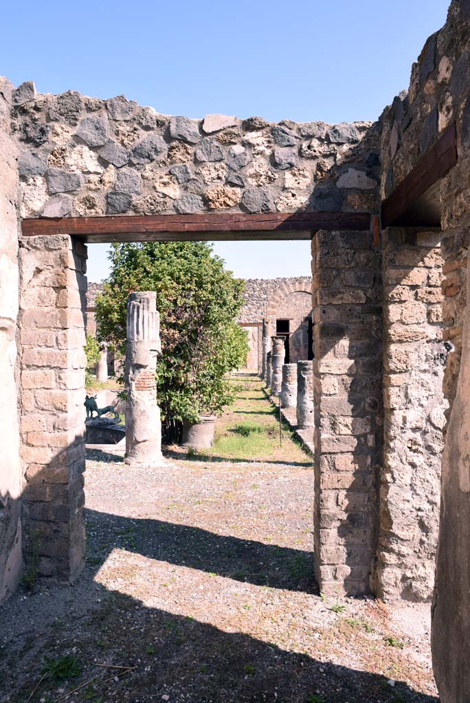 I.4.25/1.4.5 Pompeii. October 2019.
Corridor 15, east end, with doorway to Middle Peristyle 17, and to Tablinum 14, on right.
Foto Tobias Busen, ERC Grant 681269 DÉCOR.