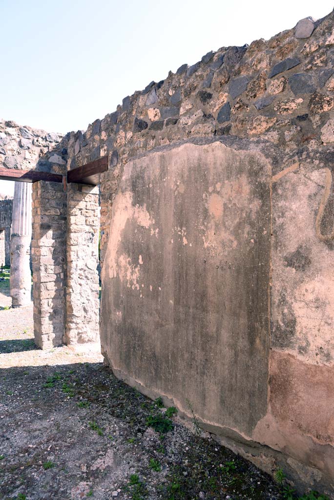 I.4.25/1.4.5 Pompeii. October 2019.
Corridor 15, south wall at east end near to doorway to Tablinum 14.
Foto Tobias Busen, ERC Grant 681269 DÉCOR.