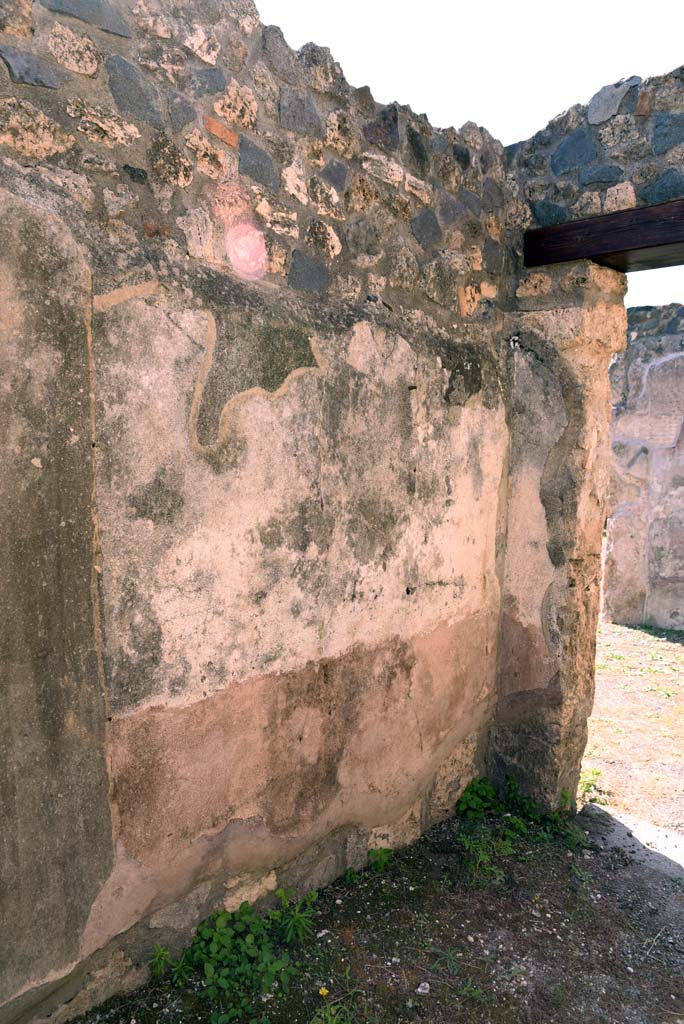 I.4.25/1.4.5 Pompeii. October 2019. Corridor 15, south wall at west end near to doorway to Ala 13.
Foto Tobias Busen, ERC Grant 681269 DÉCOR.