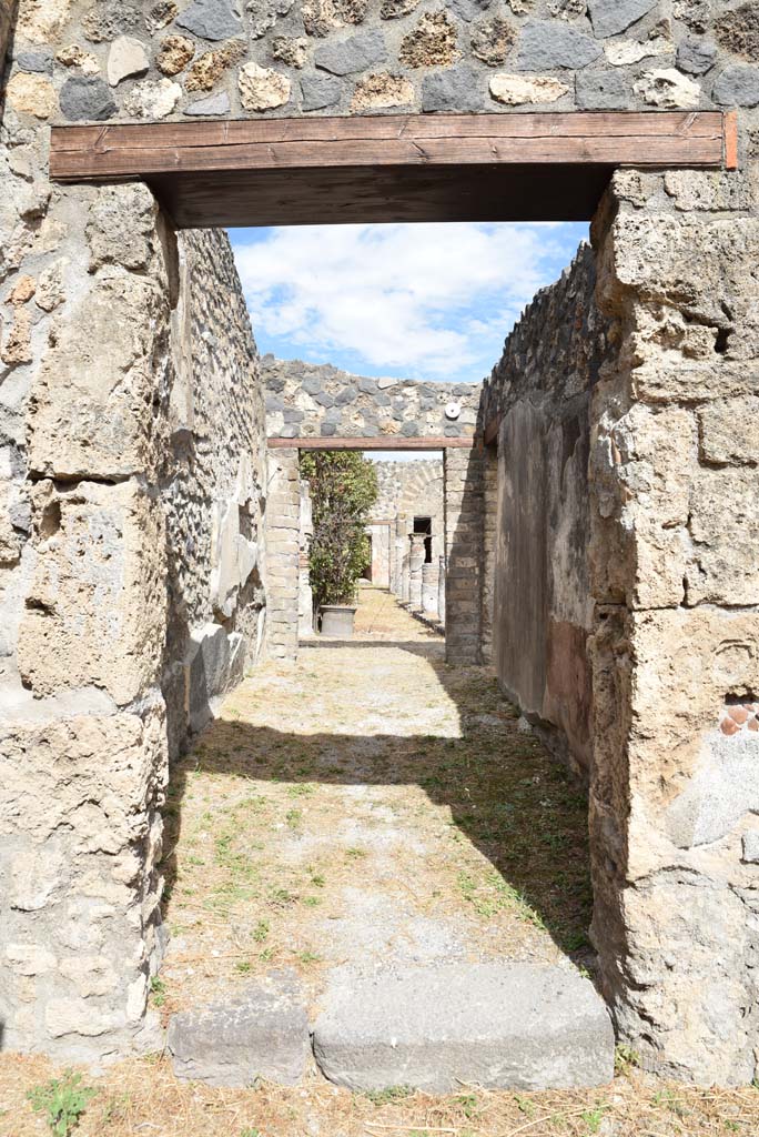 I.4.25/1.4.5 Pompeii. September 2020. Corridor 15, looking east from Ala 13, towards Middle Peristyle 17.
Foto Tobias Busen, ERC Grant 681269 DÉCOR.