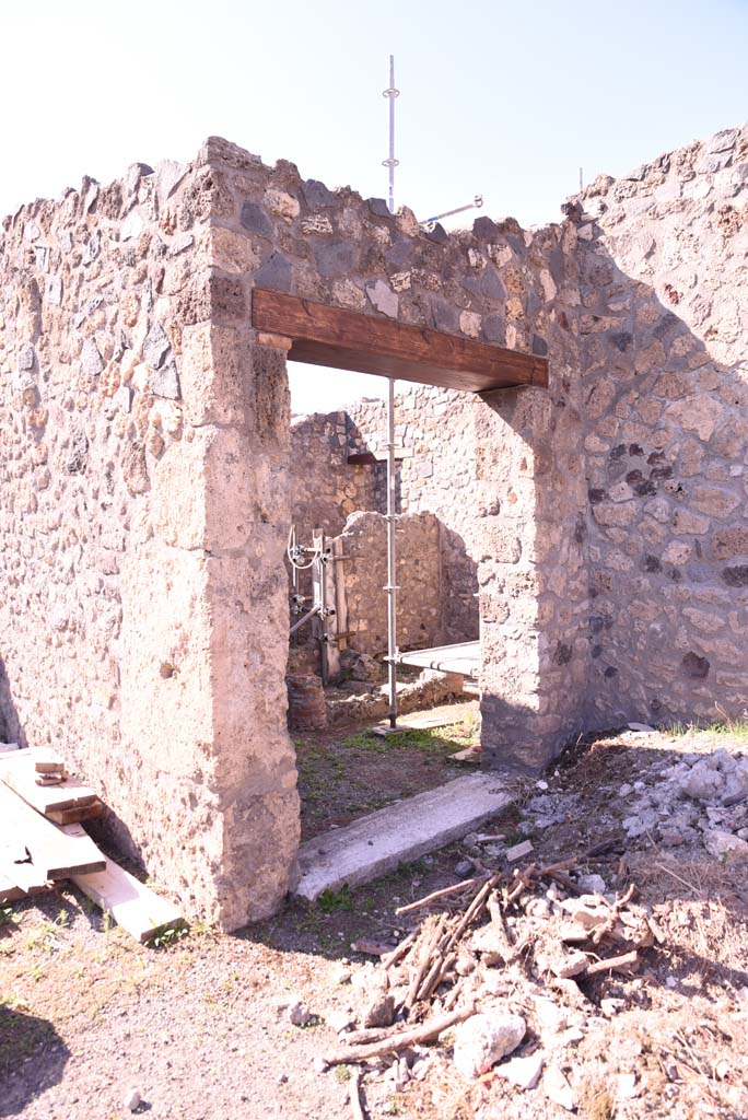 I.4.25/I.4.5 Pompeii. October 2020.
Doorway to room 43, from north-west corner of Middle Peristyle 17.
Foto Tobias Busen, ERC Grant 681269 DÉCOR.