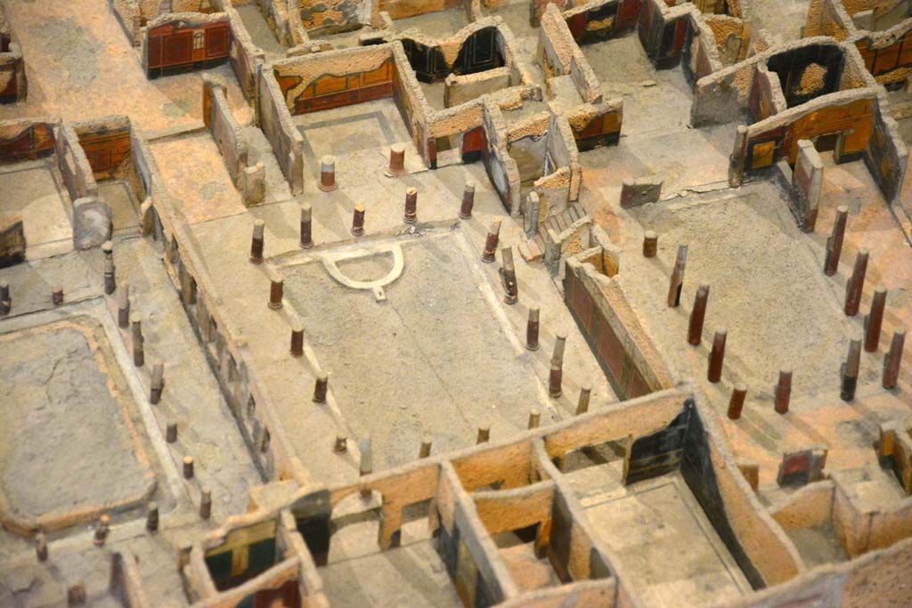 I.4.25 Pompeii. May 2019. Detail from model in Naples Archaeological Museum.
Looking west towards Middle Peristyle 17, in centre.
Foto Tobias Busen, ERC Grant 681269 DÉCOR