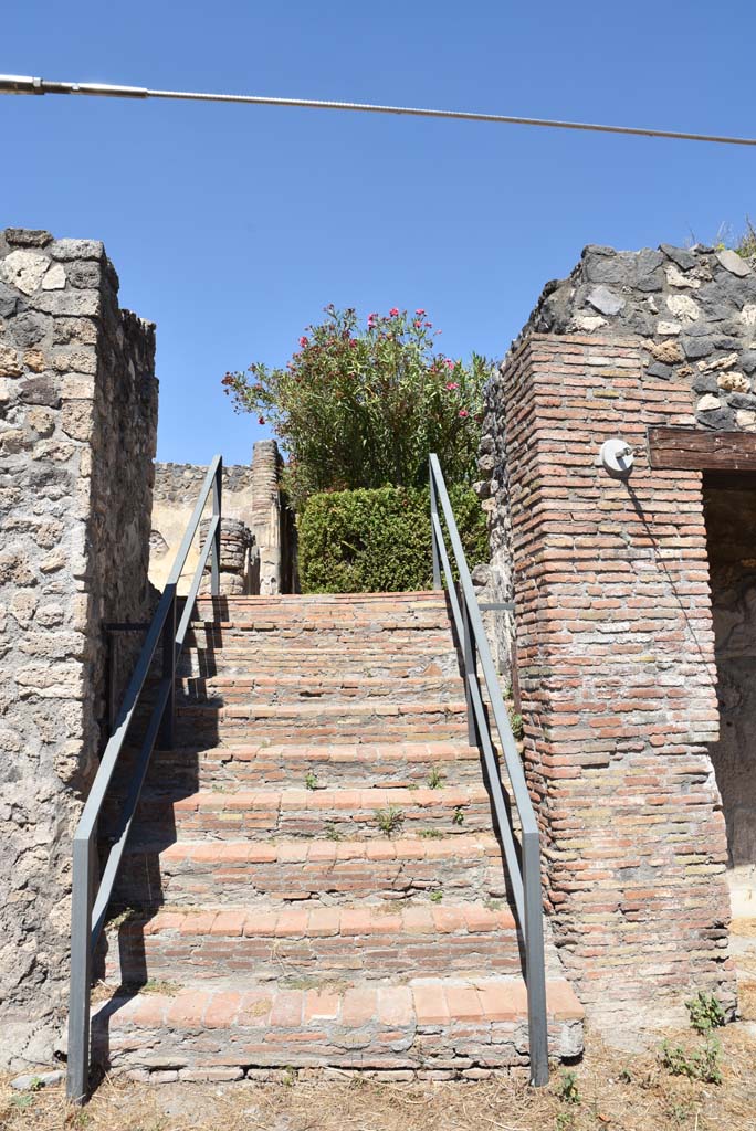 I.4.25 Pompeii. September 2020.
Middle Peristyle 17, looking north to steps leading up to Upper Peristyle 56.
Foto Tobias Busen, ERC Grant 681269 DÉCOR