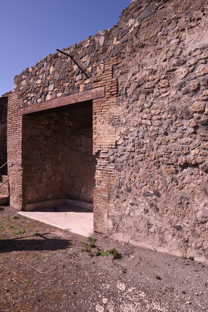 I.4.5/I.4.25 Pompeii. October 2020.
Looking west along north wall of Middle Peristyle 17 towards room 45.
Foto Tobias Busen, ERC Grant 681269 DÉCOR