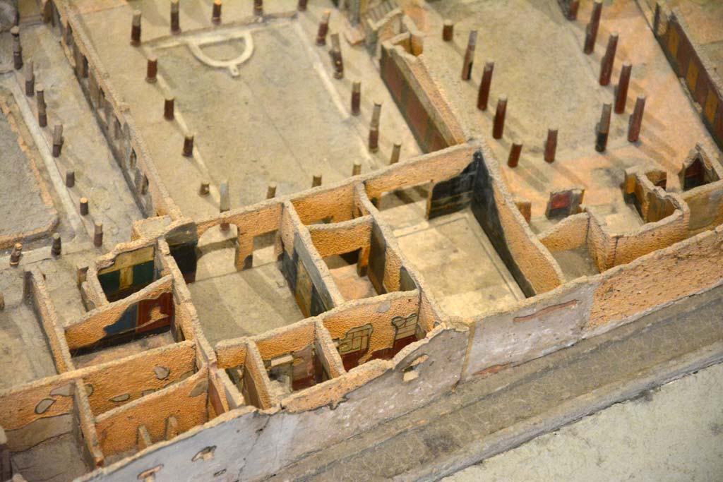 I.4.25 Pompeii. May 2019. Detail from model in Naples Archaeological Museum.
Looking west towards Middle Peristyle 17, centre left, and rooms on east side 19, 20, 21, 22, 23 and 24, lower centre.
Foto Tobias Busen, ERC Grant 681269 D�COR.
