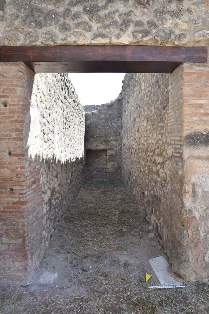 I.4.25 Pompeii. September 2020. 
Room 25, looking south along corridor to servants� quarters with stables at I.4.28
Foto Tobias Busen, ERC Grant 681269 D�COR.
