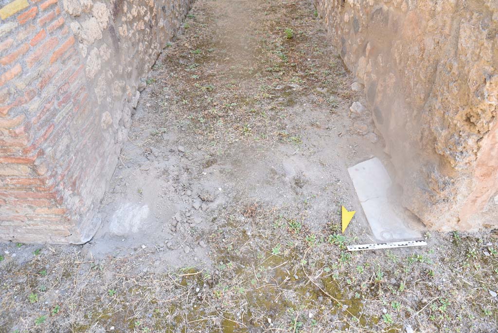 I.4.25 Pompeii. September 2020. Room 25, looking south towards detail of doorway threshold. 
Foto Tobias Busen, ERC Grant 681269 D�COR.
