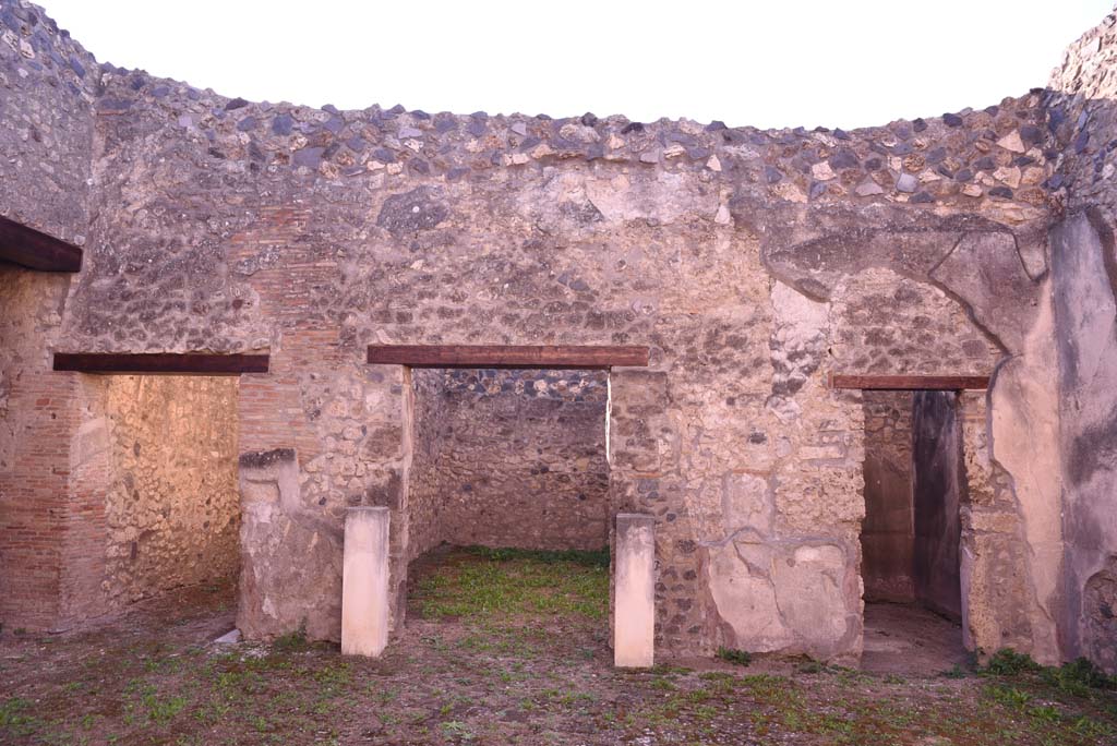 I.4.25 Pompeii. October 2019. 
Room 21, south wall with doorways to Corridor 25, room 30 in centre, and an unnumbered room next to room 30, on right.  
Foto Tobias Busen, ERC Grant 681269 D�COR.
