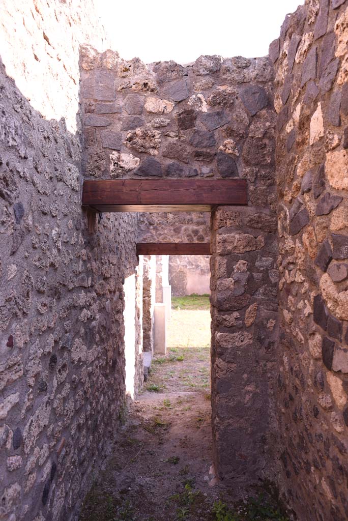 I.4.25/I.4.5 Pompeii. October 2019.
Looking south in Corridor 13A, or unnumbered corridor, with doorway to Tepidarium 40, on right.
Foto Tobias Busen, ERC Grant 681269 DÉCOR.