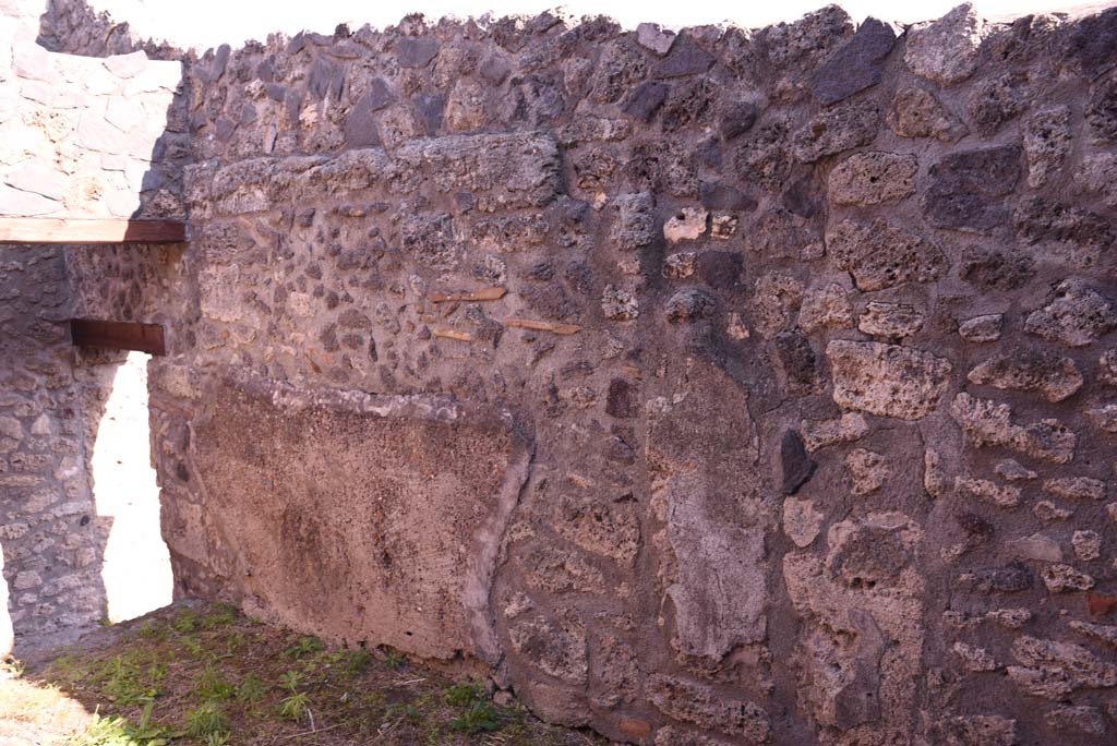 I.4.25/I.4.5 Pompeii. October 2019.
Looking along south wall from room 39 into room 38, with doorway down steps into Corridor 13A or unnumbered corridor, on left.
Foto Tobias Busen, ERC Grant 681269 DÉCOR.