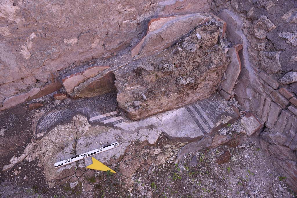 I.4.25/I.4.5 Pompeii. October 2019.
Calidarium 41, looking west in north-west corner with detail of ducted wall heating tiles, and mosaic floor.
Foto Tobias Busen, ERC Grant 681269 DÉCOR.