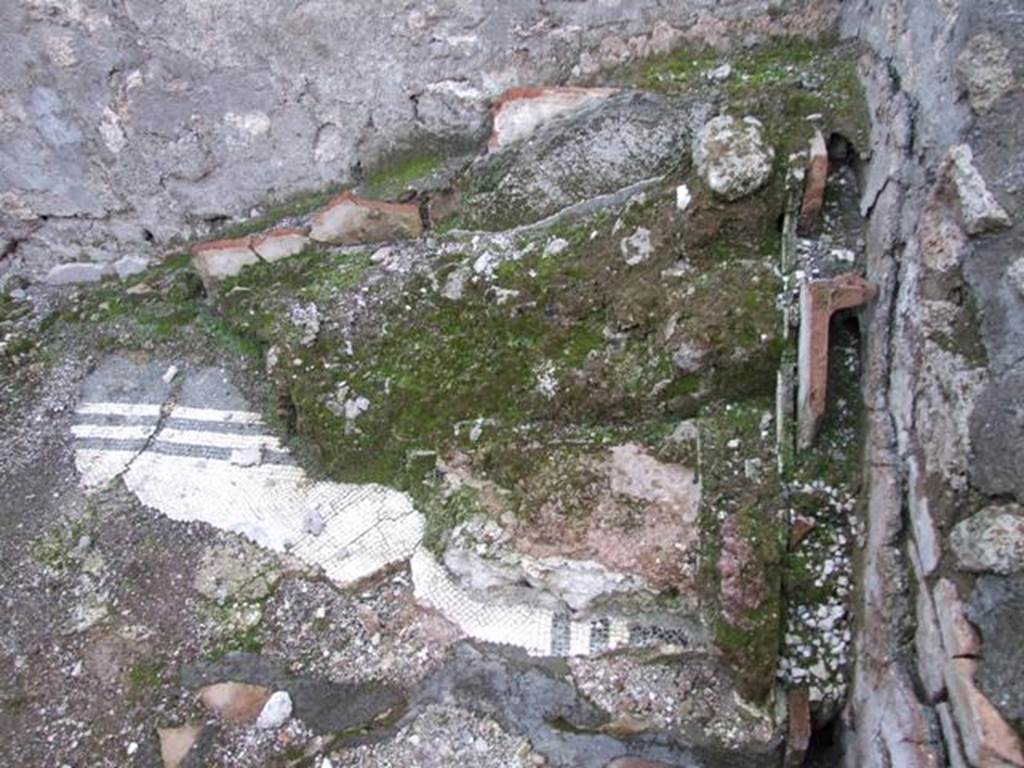 I.4.25 /I.4.5 Pompeii. December 2007.
Room 41, north-west corner. Remains of ducted wall heating tiles, and mosaic floor, for baths area.