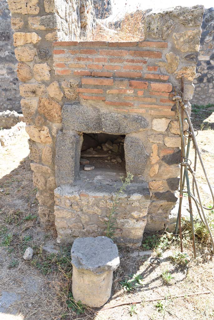 I.4.25/I.4.5 Pompeii. September 2020. Kitchen 42, detail of oven.
Foto Tobias Busen, ERC Grant 681269 DÉCOR.