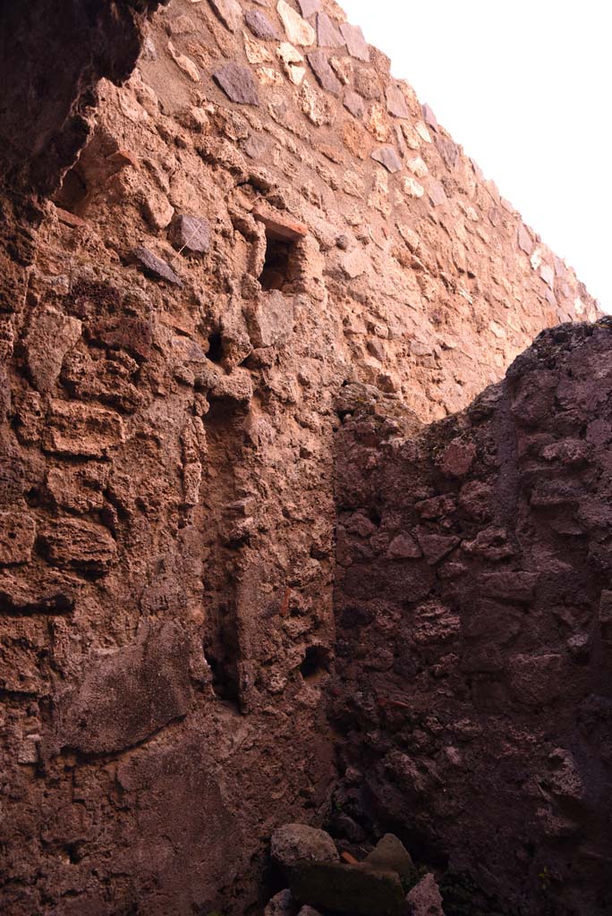 I.4.25/I.4.5 Pompeii. October 2019.
Unnumbered corridor/room, looking west along south wall at rear of steps.
Foto Tobias Busen, ERC Grant 681269 DÉCOR.