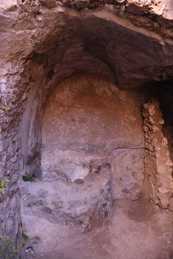 I.4.25/I.4.5 Pompeii. October 2019.
Unnumbered corridor/room, looking east into vaulted area with basin/vat.
Foto Tobias Busen, ERC Grant 681269 DÉCOR.