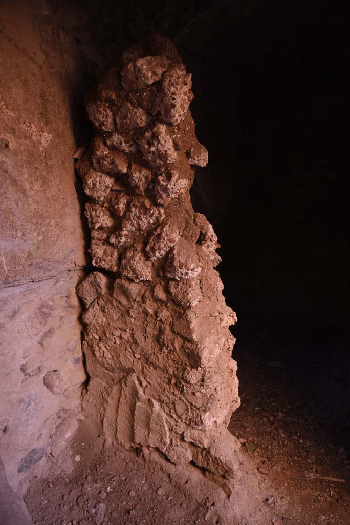 I.4.25/I.4.5 Pompeii. October 2019.
Unnumbered corridor/room, looking south to detail of separating wall between areas.
Foto Tobias Busen, ERC Grant 681269 DÉCOR.