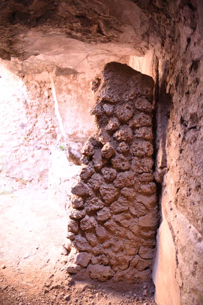 I.4.25/I.4.5 Pompeii. October 2019.
Unnumbered corridor/room, looking north to detail of separating wall between areas.
Foto Tobias Busen, ERC Grant 681269 DÉCOR.