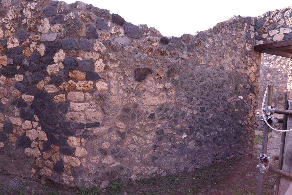 I.4.25/I.4.5 Pompeii. October 2019. Atriolo 43/corridor 13A, looking north along west wall, with doorway to kitchen area, on right.
Foto Tobias Busen, ERC Grant 681269 DÉCOR.
