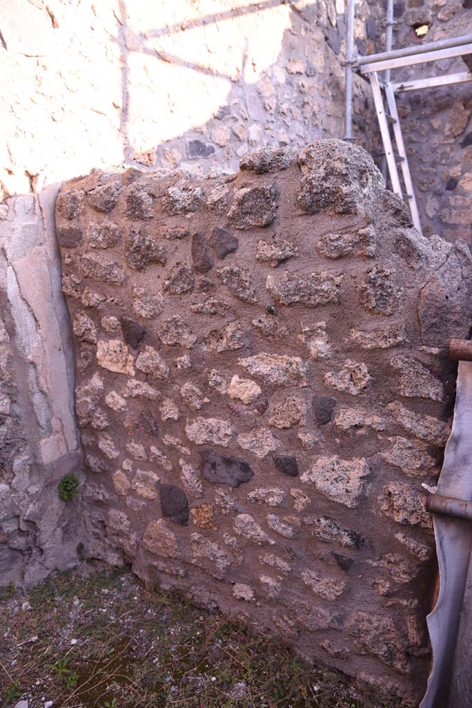 I.4.25/I.4.5 Pompeii. October 2019.
Atriolo 43, looking east to small wall on north side of impluvium.
Foto Tobias Busen, ERC Grant 681269 DÉCOR.