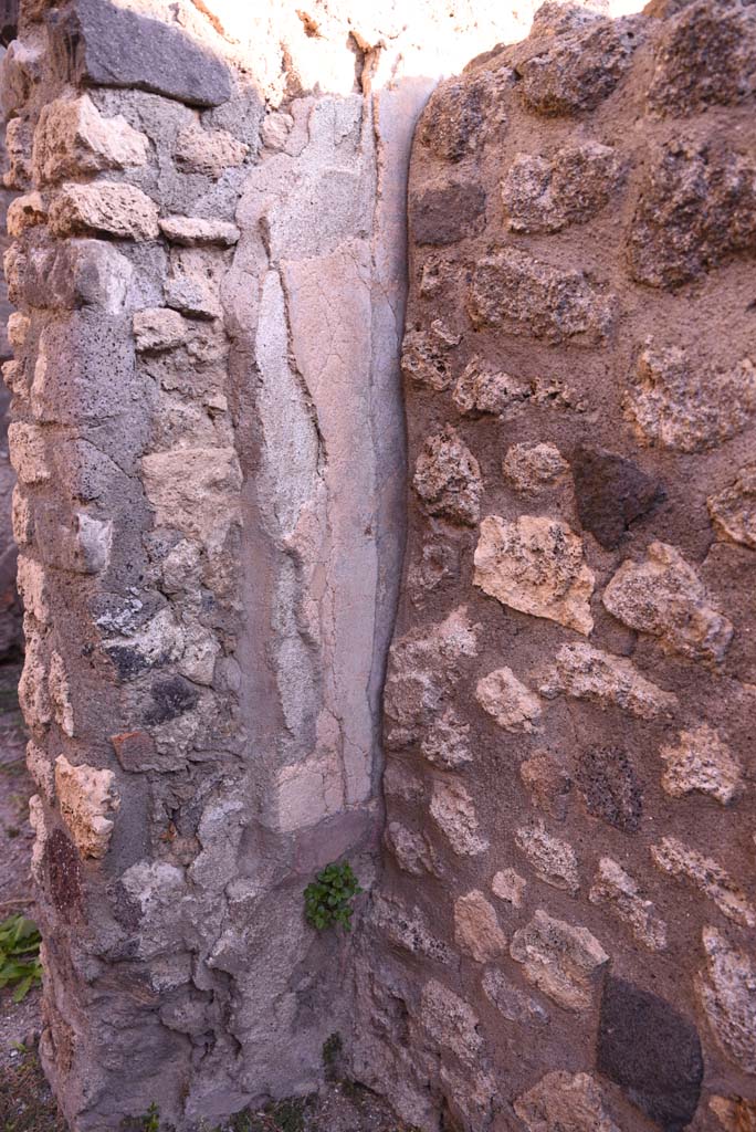 I.4.25/I.4.5 Pompeii. October 2019.
Atriolo 43, remaining plaster at north end of small wall on west side.
Foto Tobias Busen, ERC Grant 681269 DÉCOR.