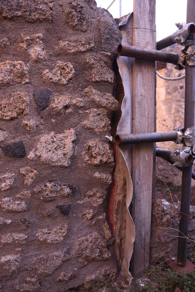 I.4.25/I.4.5 Pompeii. October 2019.
Atriolo 43, remaining painted stucco at south end of small wall.
Foto Tobias Busen, ERC Grant 681269 DÉCOR.