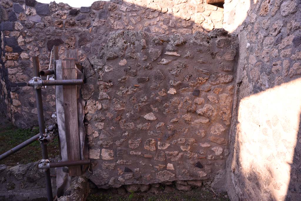 I.4.25/I.4.5 Pompeii. October 2019. Atriolo 43, looking west to east side of small wall against north wall in north-west corner.
Foto Tobias Busen, ERC Grant 681269 DÉCOR.