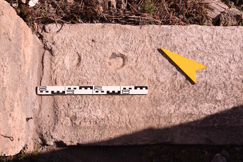 I.4.25/I.4.5 Pompeii. October 2019. Atriolo 43, detail of doorway threshold from north end.
Foto Tobias Busen, ERC Grant 681269 DÉCOR.