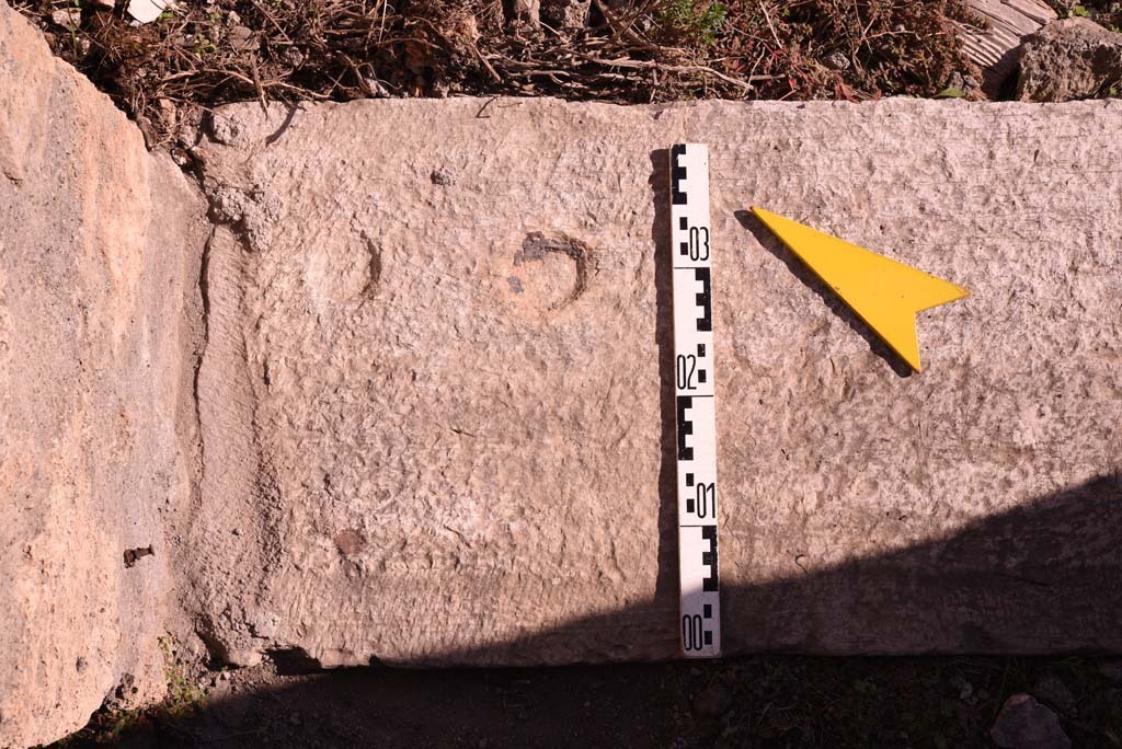 I.4.25/I.4.5 Pompeii. October 2019. Atriolo 43, detail of doorway threshold from north end.
Foto Tobias Busen, ERC Grant 681269 DÉCOR.