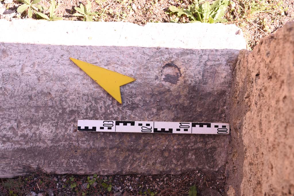 I.4.25/I.4.5 Pompeii. October 2019. Atriolo 43, detail of doorway threshold from south end.
Foto Tobias Busen, ERC Grant 681269 DÉCOR.